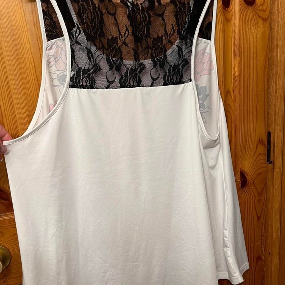 Cute sleeveless top with floral Lateran and black lace back - Picture 4 of 4